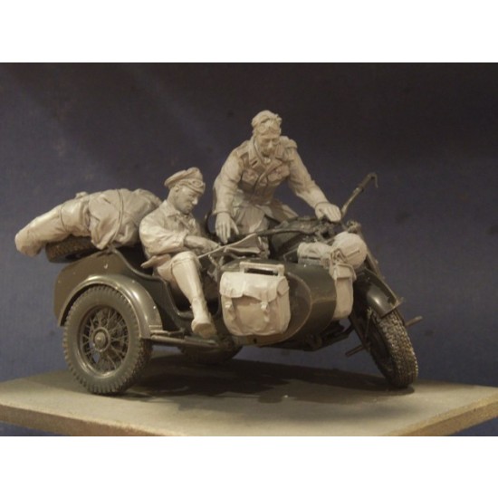1/24 (75mm) WWII German Zundapp Riders (2 Resin Figures+Saddlebags)