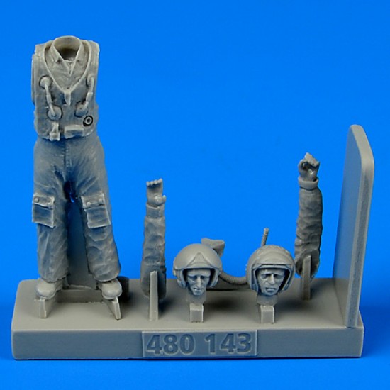 1/48 Soviet Pilot with Life Jacket in The Cold War Period (1 Pilot w/2 Different Heads)