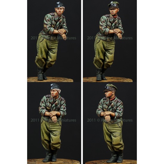 1/35 WSS AFV Crew Leaning (1 figure)