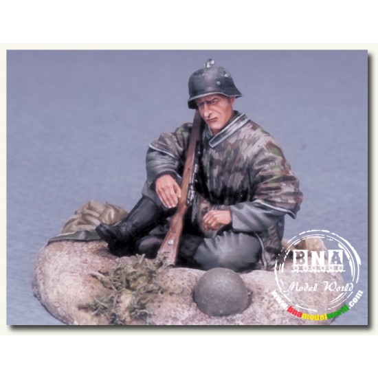 1/35 WWII German Infantry at Rest with Base