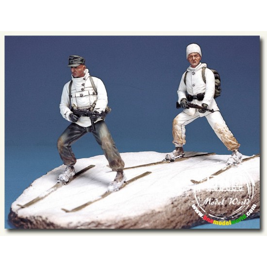 1/35 WWII German Ski Troopers set (2 figures) with Base
