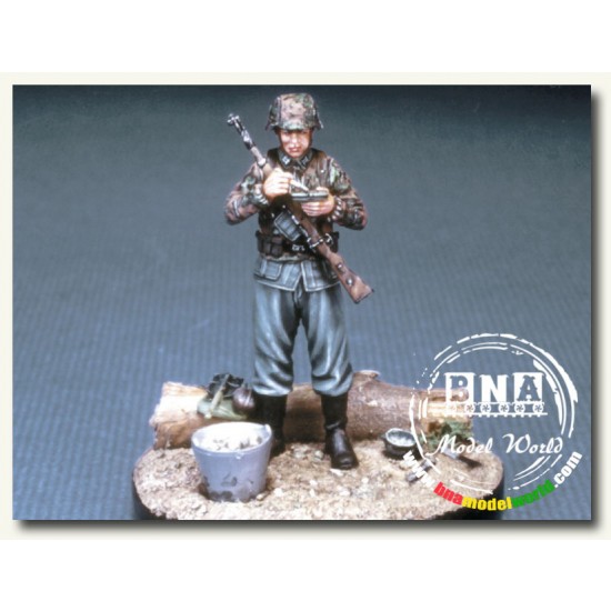 1/35 WWII German Infantry Having a Meal with Base