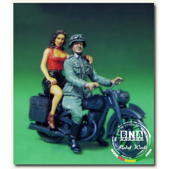 1/35 "Comrade, Mon Amour II" German Soldier with Girl (2 Figures)