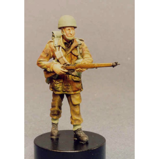 1/35 Airborne Soldier Walking with Rifle No.2