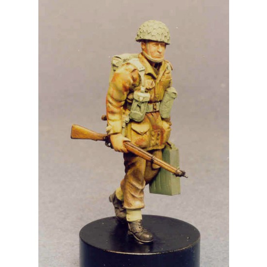 1/35 Airborne Paratrooper Walking with Rifle & Ammo box