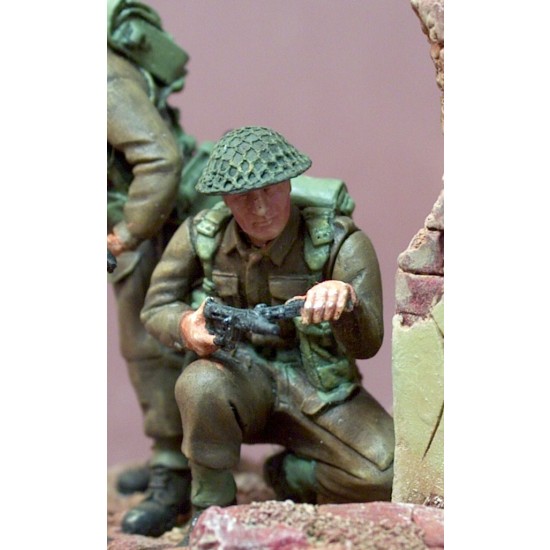 1/35 Soldier Kneeling with Sten Submachine Gun (1 figure)