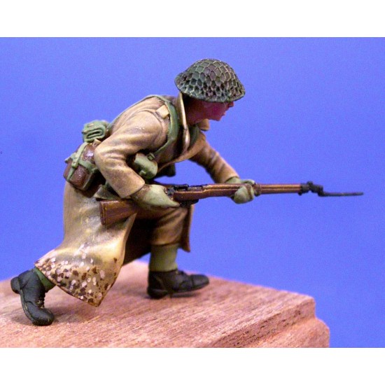 1/35 British Soldier in Greatcoat Attacking with Bayonet (1 figure)