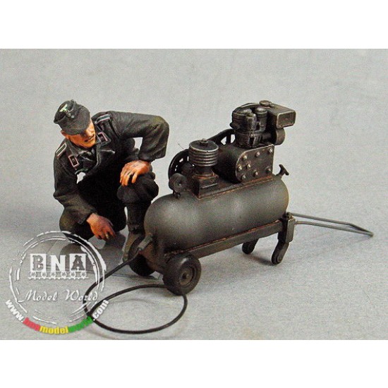 1/35 German Tank Crewman with Compressor (painting Vehicles) Summer 1943-45