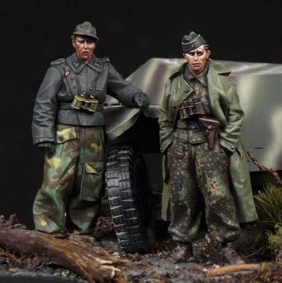 1/35 SS Panzer Recon Crewmen (2 Figures)