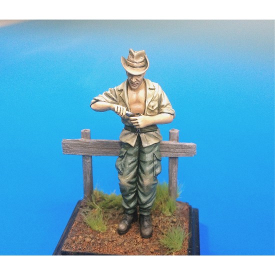 1/35 French Indochina Soldier At Rest No.2 Eating (1 figure)