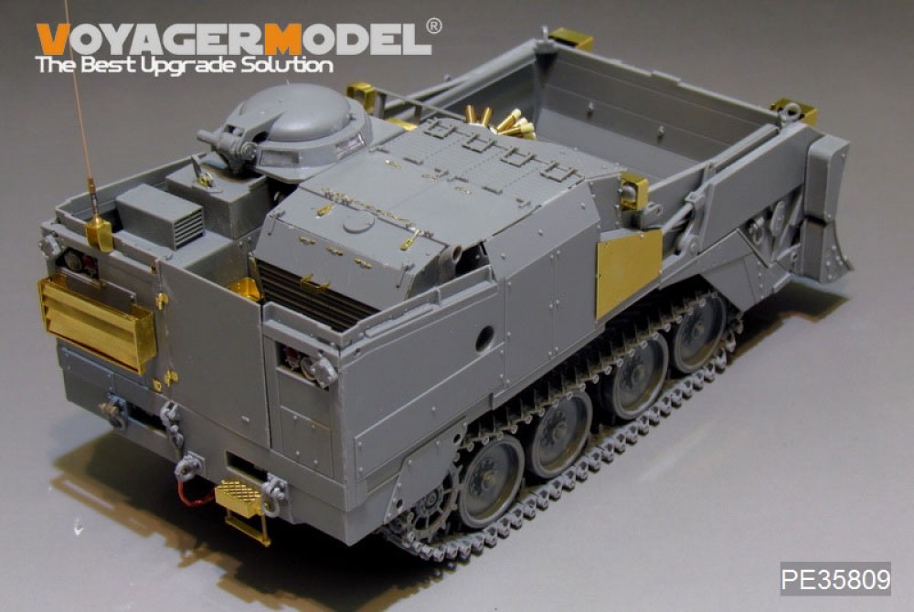 1/35 US Army Vehicle Crew Soldier With Field Computer - Unassembled Resin Model Kit