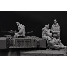 1/35 British Army Chieftain Crew On the Rhine in Post War