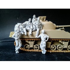 1/35 Sherman Crew in Italy (5 figures w/Stowage set)