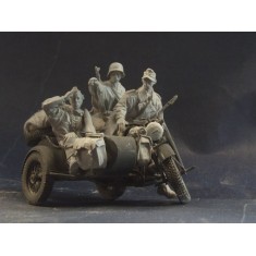 1/24 (75mm) WWII German Zundapp Motorcycle Riders & Stowage Set (3 Resin Figures+Stowage)