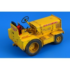 1/32 USAF/US/CIV Minneapolis-Moline MT-40 Tow Tractor