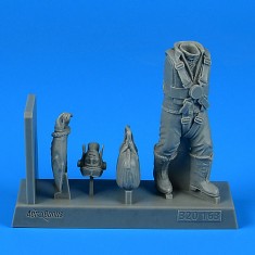1/32 WWII RAF Bomber Pilot w/Bag