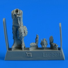 1/48 WWII USAF Pilot with Parachute 