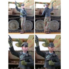 1/35 WWII German Tanker with a Flare Gun (1 figure)