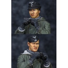 1/35 SS Panzer Crew in Winter (1 figure w/2 different heads)
