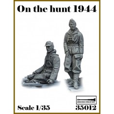 1/35 On the Hunt - WWII German Panzer Crewmen (2 figures)