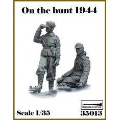 1/35 On the Hunt - WWII German Panzer Crewmen (2 figures)