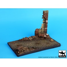 1/35 Street with Ruined Wall (size: 130mmx80mmx85mm)