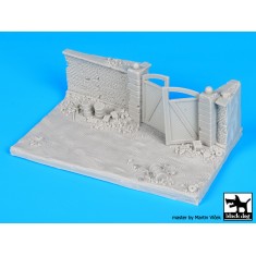 1/72 Wall with Gate Diorama Base (150mm x 90mm)