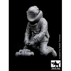 1/35 EOD Operation in Iraq (defusing bomb)