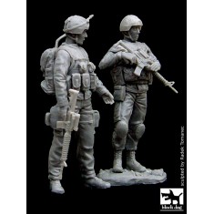 1/35 Canadian Soldier Team in Afghanistan (2 figures)