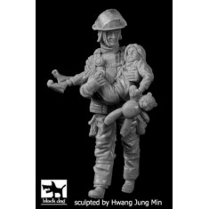 1/35 Fireman with Child No.5 (2 Figures)