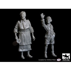 1/48 Grandmother and Grandson WWII era (2 figures)