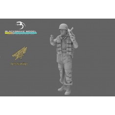 1/16 WWII German Fallschirmjager Smoking Soldier Figure