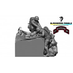 1/35 WWII US Rangers Climbing Pointe du Hoc Cliffs (2 Figures)
