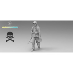 1/35 Infantryman ''Totenkopf'' in Winter Uniform - Ammunition Carrier (Eastern Front)
