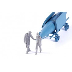 1/32 Luftwaffe Ground Crew Pulling V1 on Trolley