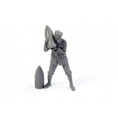 1/35 WWI German Minenwerfer Crewmember Loading Shell