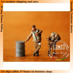 1/48 WWII Italian Pilots (2 Figures and Barrel)