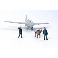1/72 Ox towing a Me 163B with2 Luftwaffe Ground Crew