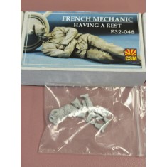 1/32 French Mechanic Having A Rest