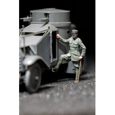 1/35 Italian Armoured Car Officer Getting Inside