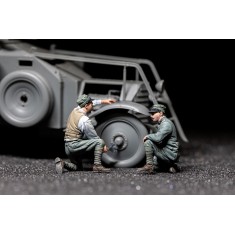 1/35 Italian Armoured Car Crew Changing Tyre (2 figures)