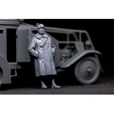 1/35 Italian Armoured Car Officer In Fur Greatcoat