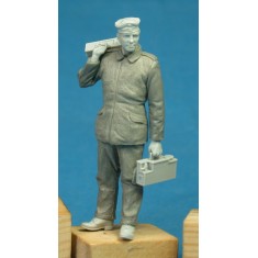 1/35 German Armoured Car Crewman With Ammunition