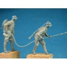 1/35 German Freikorps Flamethrower Squad (2 figures)