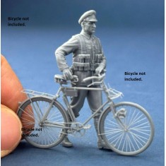 1/35 British Army Cyclist Walking With His Bicycle