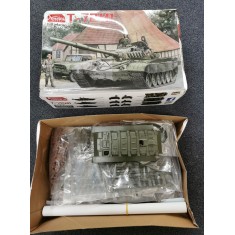1/35 T-72M1 Main Battle Tank (Box Damaged)