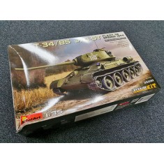 1/35 T-34/85 w/D-5T, Plant 112, Spring 1944 [Interior Kit] (box damaged)