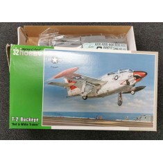 1/32 North-American T-2 Buckeye "Red & White Trainer" (Box Damaged)