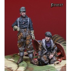 1/35 German WSS Jagdpanzer Commander (2 figures)