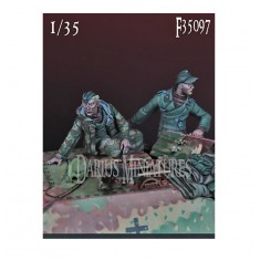 1/35 Wehrmacht Hetzer Crews (2 figures)